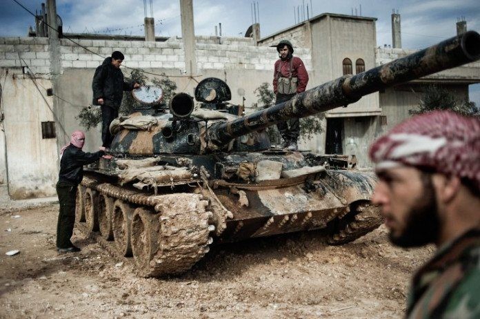 Các chiến binh thánh chiến al-Qaeda Syria và xe tăng chiếm được
