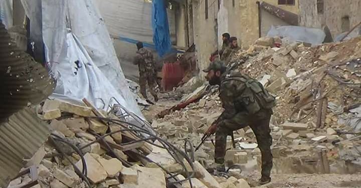 Binh sĩ quân đội Syria chiến đấu trên khu phố cổ Aleppo