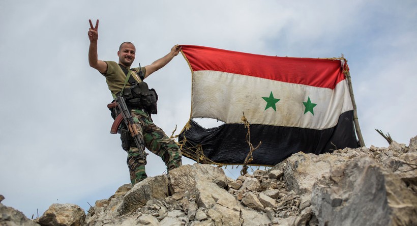 Binh sĩ với quốc kỳ Syria (ảnh minh họa)