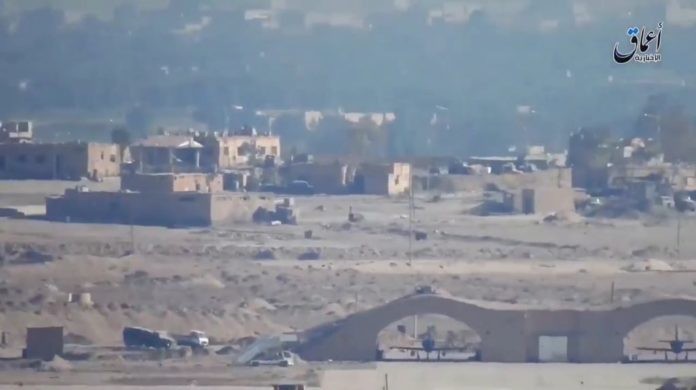 Chiến binh IS quay video ghi lại quang cảnh bên trong sân bay Deir ez Zor