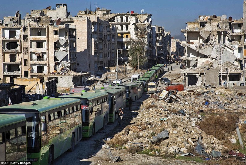 Đoàn xe buýt màu xanh vận chuyển chiến binh ở thành phố Aleppo