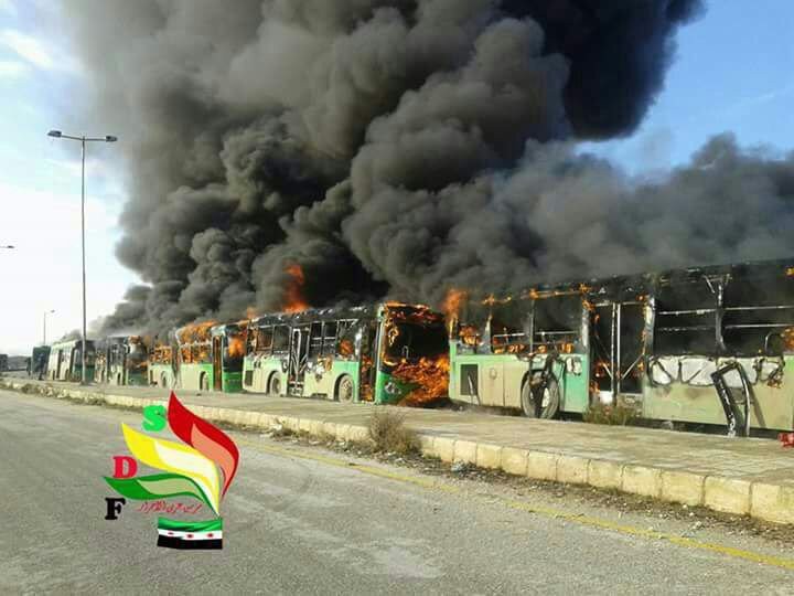 Bảy xe buýt xanh lá cây cứu hộ di tản người bị thương và bị bệnh bị lực lượng Hồi giáo cực đoan phá hủy ở tỉnh Idlib