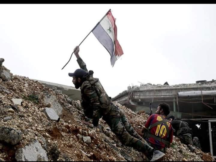 Binh sĩ quân đội Syria cắm lá cờ lên trận địa của mình ở Aleppo
