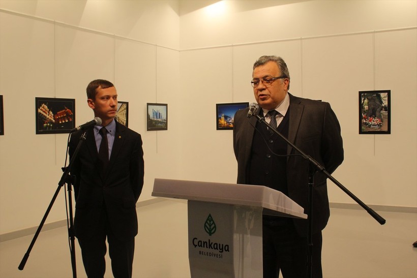 Đại sứ Nga, ông Andrei Karlov đang phát biểu trong buổi triển lãm
