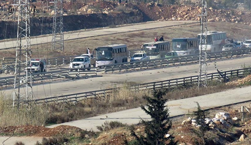 Đoàn xe chở thường dân từ 2 thị trấn bị bao vây ở Idlib