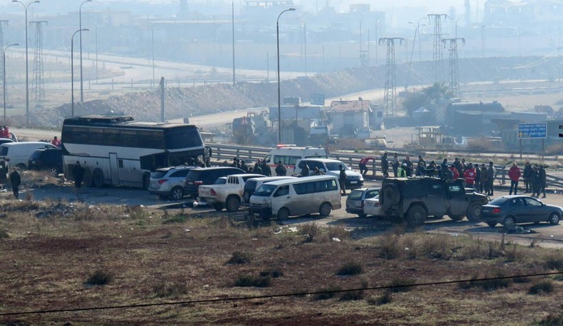 Đoàn xe buyt và xe của Hội chữ thập đỏ quốc tế tiếp nhận người di tản ra vùng ngoại ô Aleppo