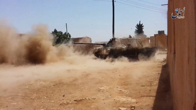 Xe thiết giáp của IS tấn công vào ngôi làng trên vùng sa mạc tỉnh Homs