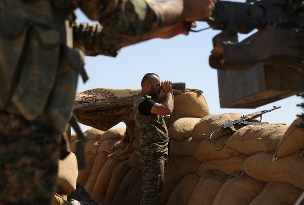 Một chỉ huy người Kurd đang quan sát chiến trường vùng nông thôn tỉnh Raqqa