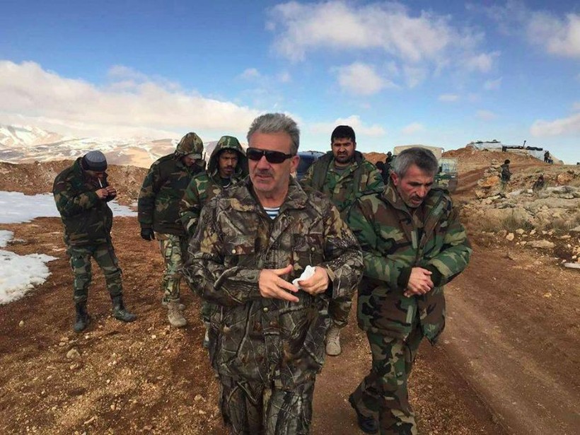 Sĩ quan chỉ huy sư đoàn cơ giới số 4 quân đội Syria trên chiến trường ngoại ô Damascus