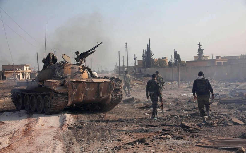 Binh sĩ quân đội Syria tấn công trên chiến trường Đông Ghouta