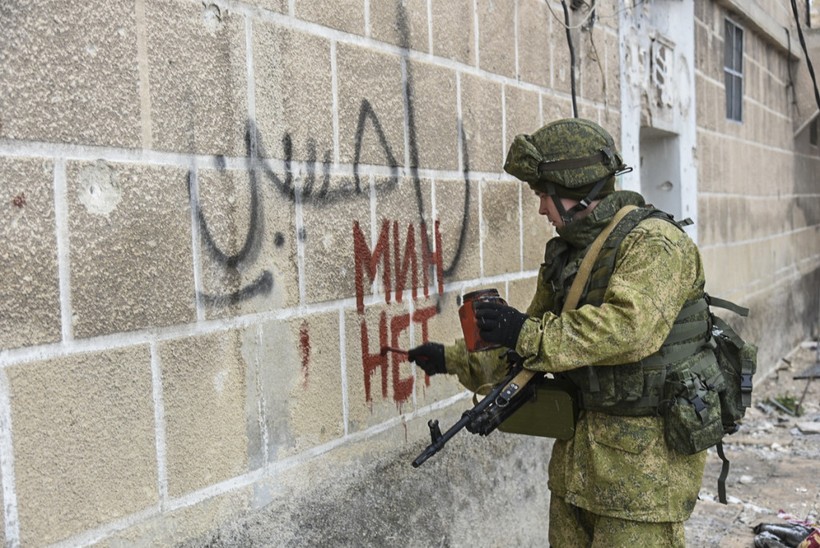 Một chiến sĩ công binh Nga ghi lên tường dòng chữ "hết mìn"