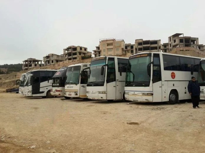 Xe buýt chở các chiến binh còn lại đầu hàng về tỉnh Idlib