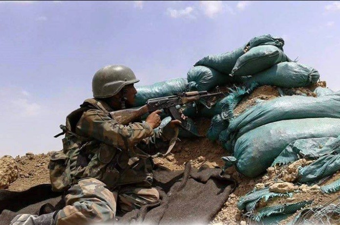 Binh sĩ quân đội Syria phòng thủ trên chiến trường Deir ezZor
