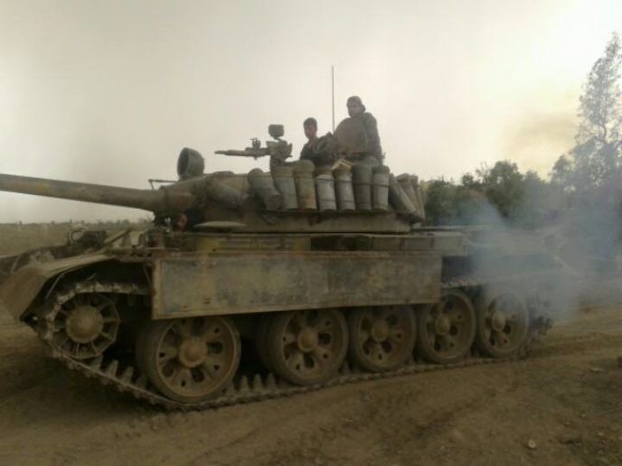 Xe tăng IS tấn công trên chiến trường Deir ezZor