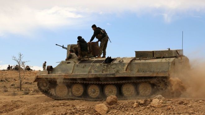 Binh sĩ quân đội Syria tấn công trên sa mạc Palmyra