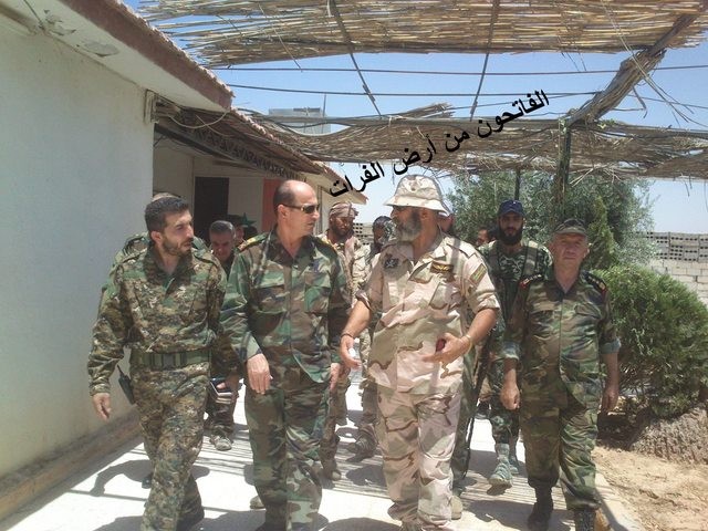 Thiếu tướng Khaddour và chuẩn tướng Issam Zahreddine trên chiến trường Deir EzZor