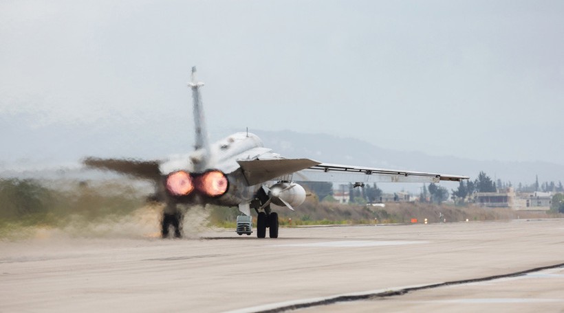 Máy bay ném bom chiến trường Su-24 xuất kích trên căn cứ không quân Hmeymim, Latakia
