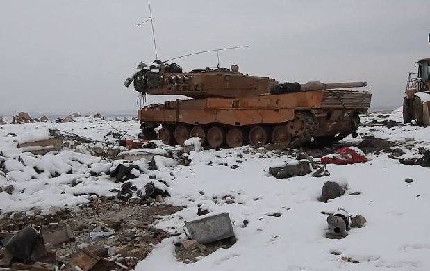 Một xe tăng Leopard - 2 bị hư hỏng trên chiến trường Al-Bab