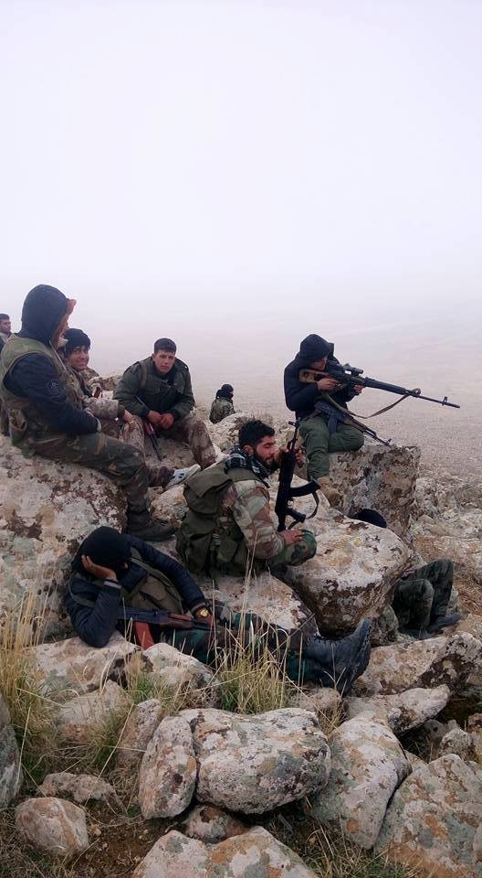 Binh sĩ quân đội Syria trong một trận phục kích trên chiến trường