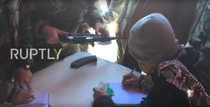 Chiến binh nổi dậy giao nộp vũ khí cho quân đội Syria