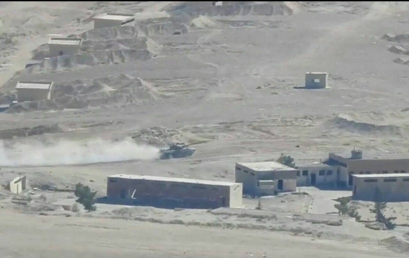 Xe tăng của đơn vị Lá chắn Qalamoun trên chiến trường ngoại ô thủ đô Damascus
