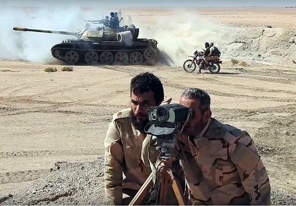 Binh sĩ quân đội Syria tấn công trên chiến trường Palmyra