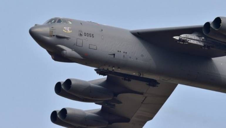 Máy bay ném bom rải thảm Mỹ B-52 không kích ở Syria