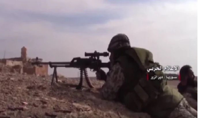 Binh sĩ quân đội Syria chiến đấu trên chiến trường Deir Ezzor