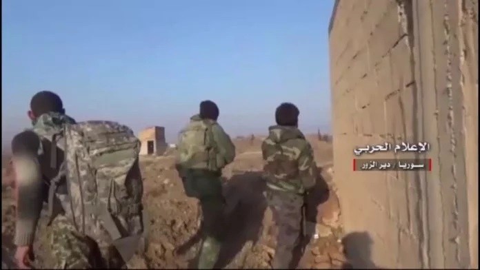 Binh sĩ quân đội Syria chiến đấu trên chiến trường Deir Ezzor