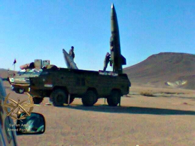 Tổ hợp tên lửa Tochka- U chuẩn bị phóng đạn ở Syria