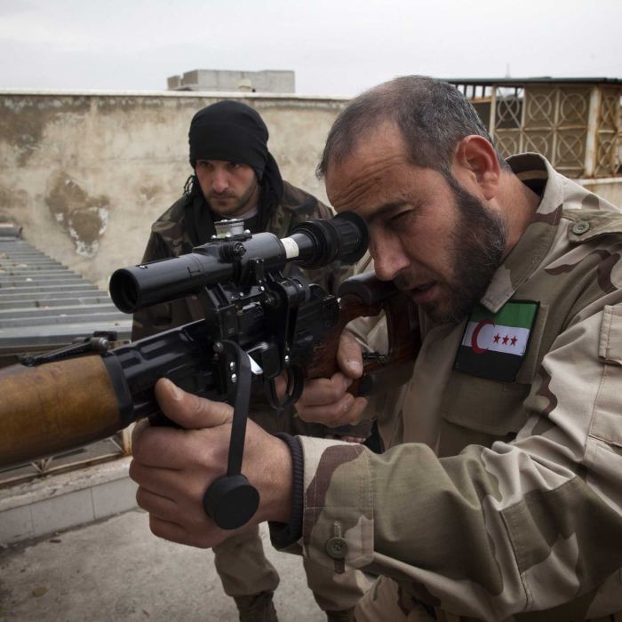 Một tay súng thánh chiến thuộc nhóm Quân đội Syria tự do ở thành phố Homs
