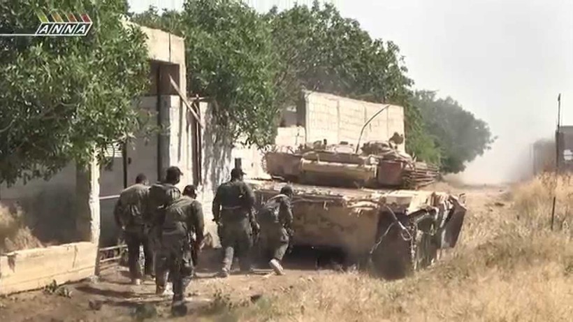 Binh sĩ quân đội Syria phản kích trên chiến trường thành phố Daraa