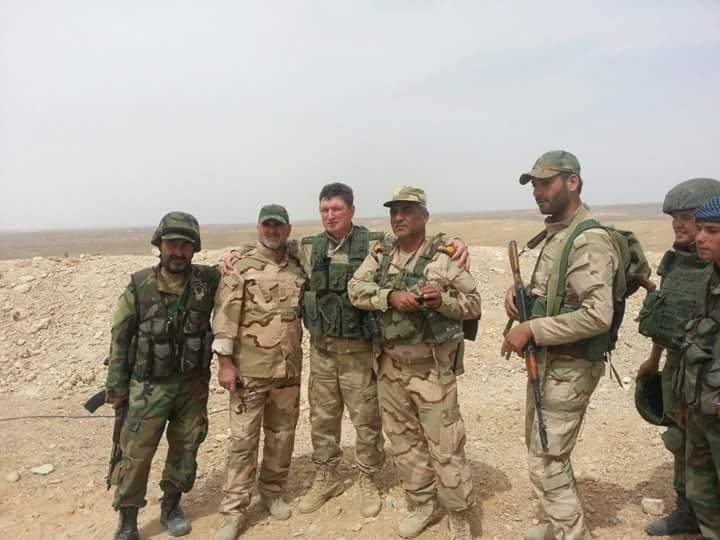 Một nhóm binh sĩ và quân tình nguyện Syria trên chiến trường Palmyra