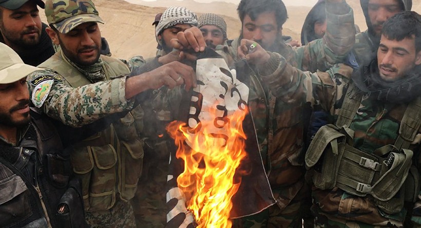 Binh sĩ quân tình nguyện Syria ăn mừng sau một trận đánh thắng IS