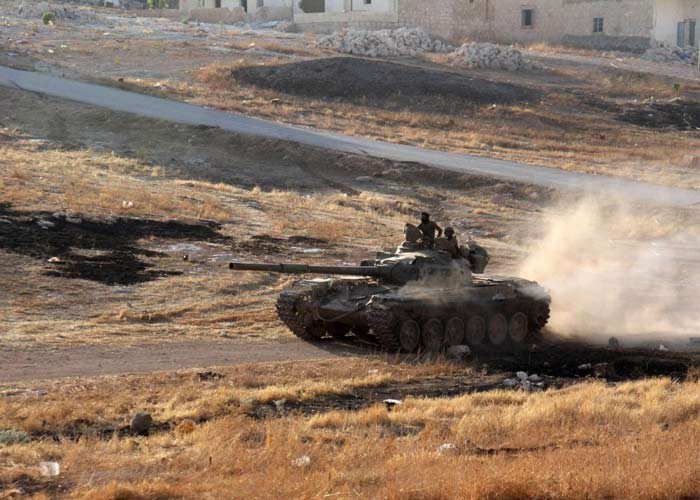 Xe tăng quân đội Syria tiến công trên chiến trường phía đông Aleppo