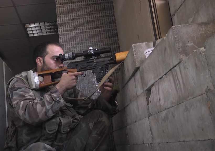 Một xạ thủ bắn tỉa của lực lượng Vệ binh Cộng hòa ở Aleppo