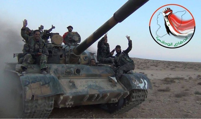 Xe tăng cùng các binh sĩ NDF trên chiến trường vùng nông thôn Aleppo