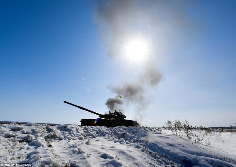 Một chiếc tăng T-72B đang tham gia cuộc đua vòng loại giải tank Biothlon thuộc quân khu phía Đông, Nga