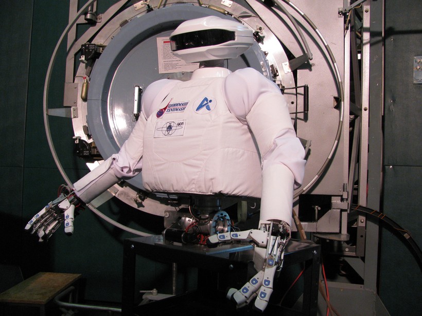 Robot - phi hành gia SAR - 400, phiên bản đầu tiên của robot humanoid