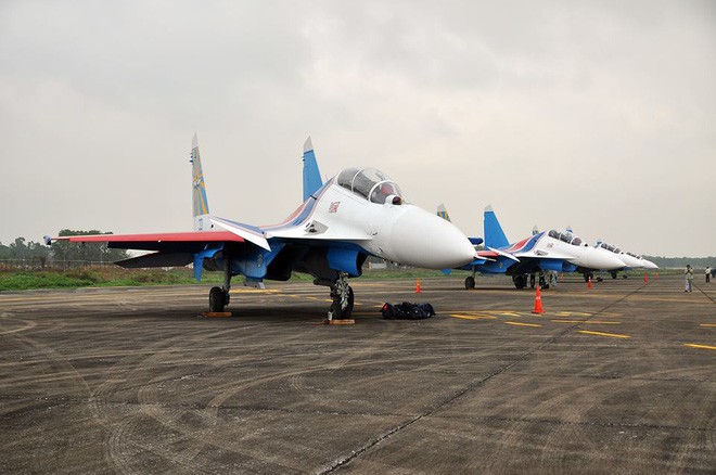 Máy bay tiêm kích đa nhiệm Su-30SM trên sân bay Nội Bài