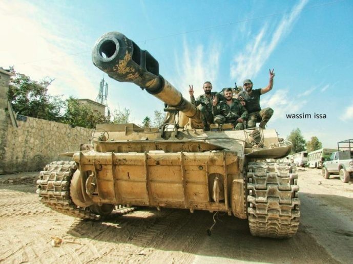 Xe tăng quân đội Syria trên vùng ngoại ô Damascus