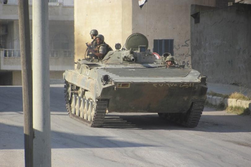 Binh sĩ quân đội Syria và xe BMP tiến ra chiến tuyến ở thành phố Daraa