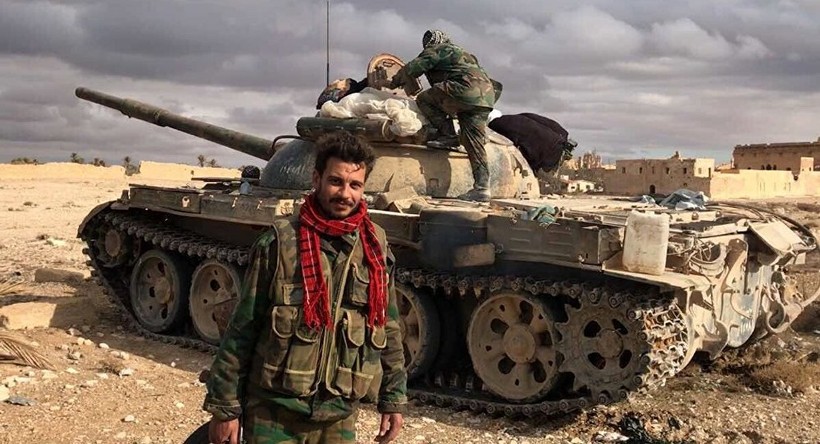 Binh sĩ quân đội Syria cùng xe tăng trên khu mỏ khí gas vừa giải phóng