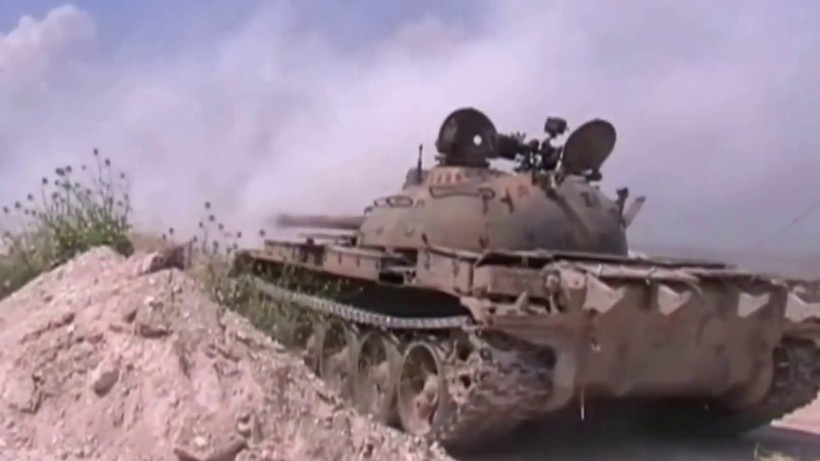 Một chiếc xe tăng Syria đang pháo kích trên chiến trường
