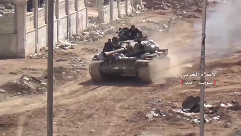Xe tăng quân đội Syria phản kích trên hướng tây thành phố Aleppo