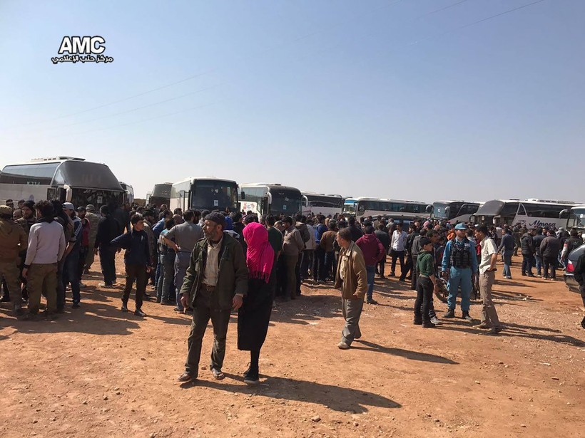 Đoàn xe buyt di tản các tay súng Hồi giáo cực đoan và thân nhân gia đình rời thành phố Homs