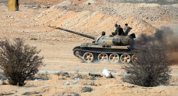 Xe tăng quân đội Syria trên chiến trường Hama