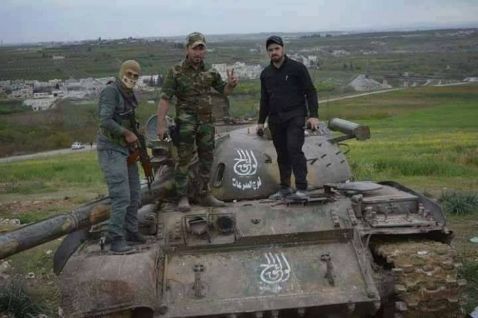 Quânđội Syria thu chiến lợi phẩm một chiếc tăng T-55 của chiến binh thánh chiến ở Hama