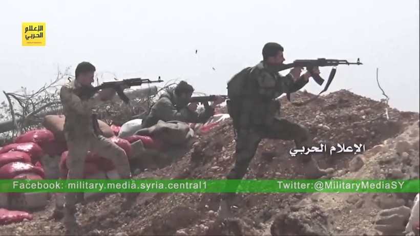 Binh sĩ quân đội Syria chiến đấu trên chiến trường Aleppo