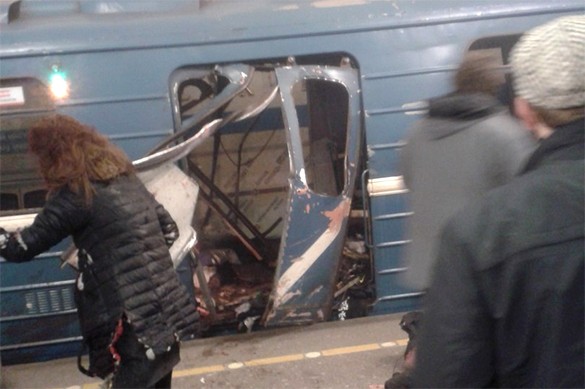 Cửa toa tàu điện ngầm vỡ nát sau vụ nổ